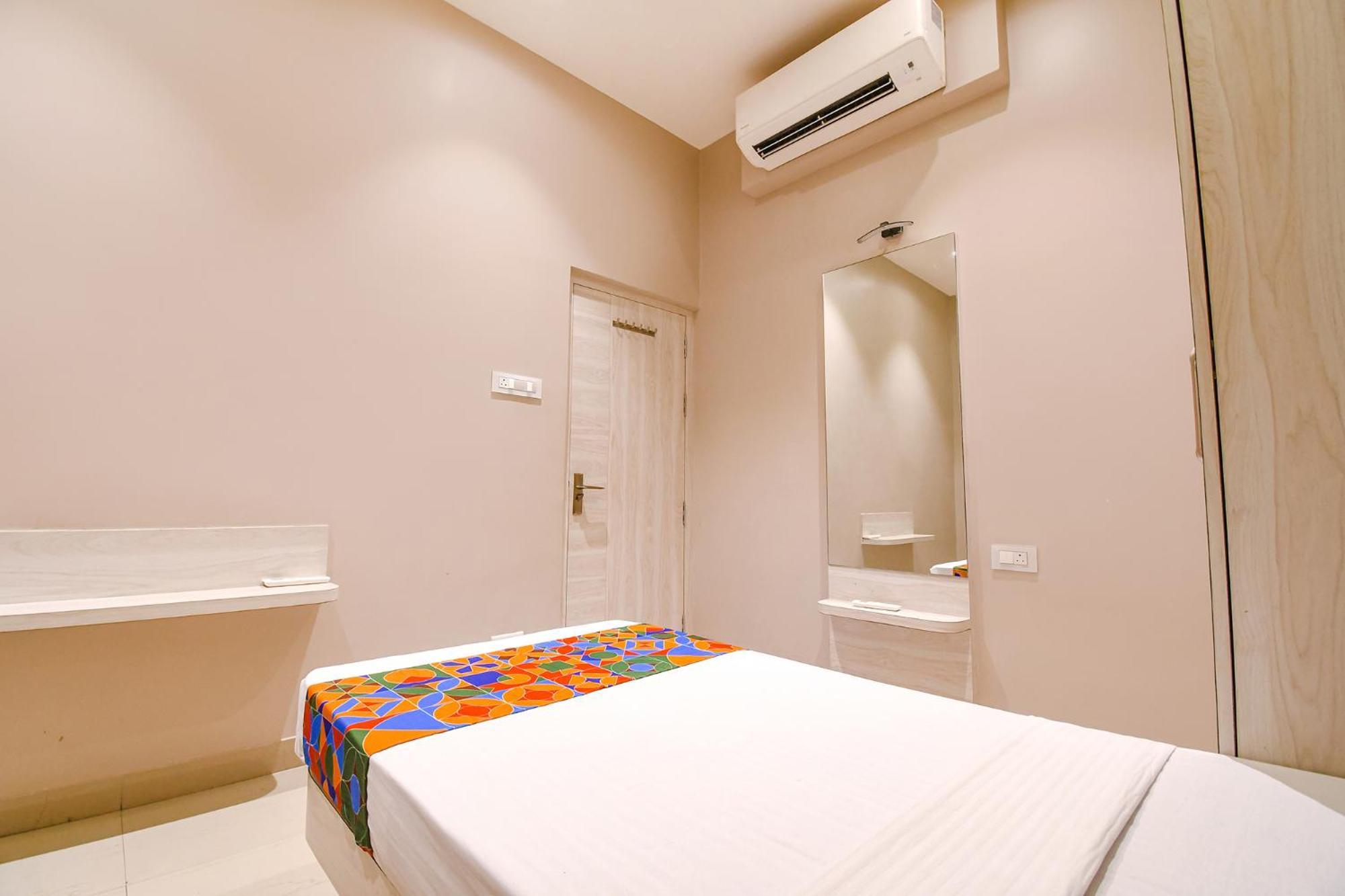Fabhotel Kitchen Q Inn - Belaghata Колката Екстериор снимка